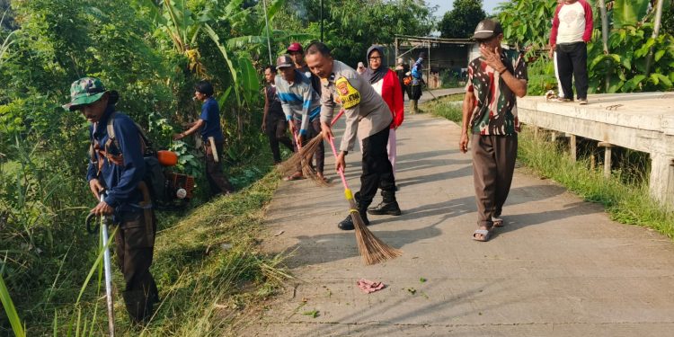 Bhabinkamtibmas Polsek Cibatu dan Warga Karyamekar Gotong Royong dalam Program Selasa Bersih