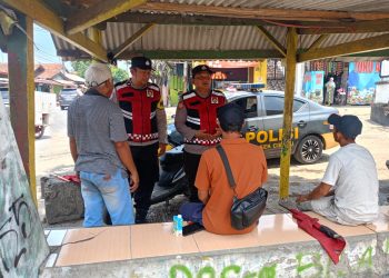 Bhabinkamtibmas Polsek Cibatu dan Warga Karyamekar Gotong Royong dalam Program Selasa Bersih
