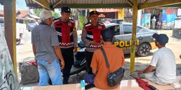 Bhabinkamtibmas Polsek Cibatu dan Warga Karyamekar Gotong Royong dalam Program Selasa Bersih