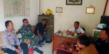 Jalin Komunikasi dan Tingkatkan Kesejahteraan, Bhabinkamtibmas dan Babinsa Desa Karyamekar Sambangi Warga