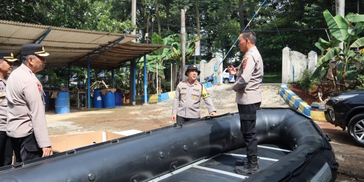Antisipasi Cuaca Ekstrem, Kapolres Purwakarta Tinjau Kesiapan Satpolair dan Peralatan Pengamanan Perairan