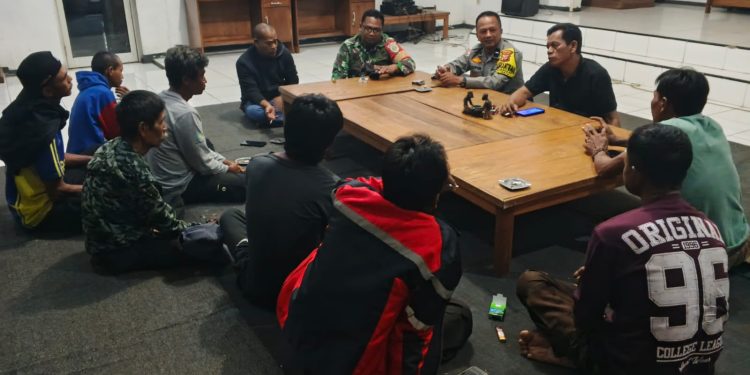 Bhabinkamtibmas dan Babinsa Desa Karyamekar Duduk Bareng Bersama Warga, Bahas Kondusivitas Lingkungan
