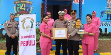 Kapolres Purwakarta Bersama Bhayangkari Gelar Bakti Sosial di Pos Pengamanan Operasi Lilin Lodaya 2025