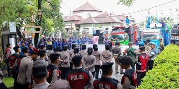 Polres Purwakarta Berikan Pengamanan Humanis Ke Peserta Aksi di Kantor Pemkab Meski Diguyur Hujan