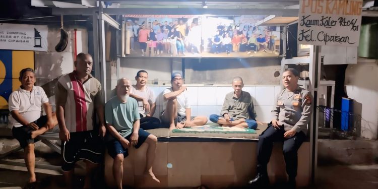 Jaga Keamanan Lingkungan, Bhabinkamtibmas Polsek Purwakarta Kota Sambangi Warga yang Siskamling