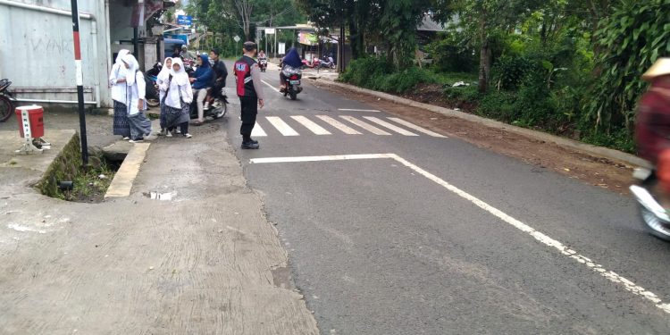 Polsek Bojong Gelar Protap Pagi Gatur Lalin di Depan Sekolah untuk Amankan Aktivitas Pelajar