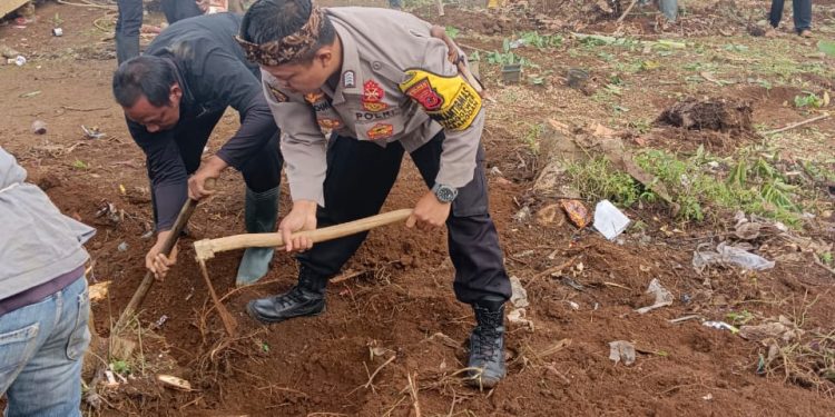 Bhabinkamtibmas Desa Nangewer Laksanakan Kegiatan Jumsih Bersama Warga untuk Wujudkan Lingkungan Bersih dan Kondusif