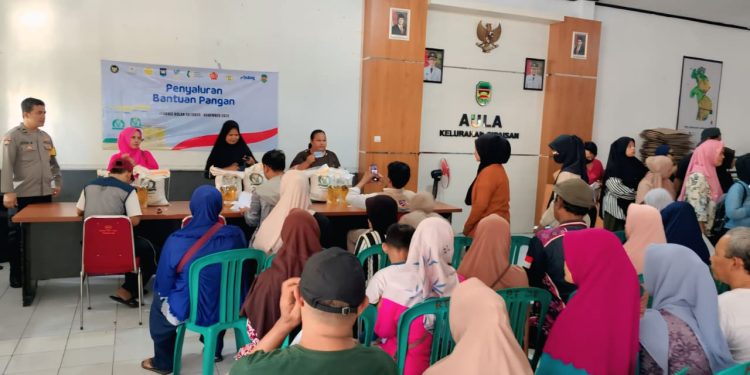 Bhabinkamtibmas Polsek Purwakarta Kota Kawal Distribusi Bantuan Pangan untuk 601 KPM di Cipaisan