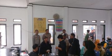 Tetap Layani Masyarakat, Polsek Cibatu Laksanakan Pengamanan Bantuan di Tengah Ops Lilin Lodaya 2025