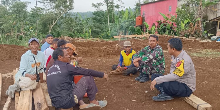 Bhabinkamtibmas dan Babinsa Desa Nangewer Bersama-sama Sambangi Warga Desa Binaannya
