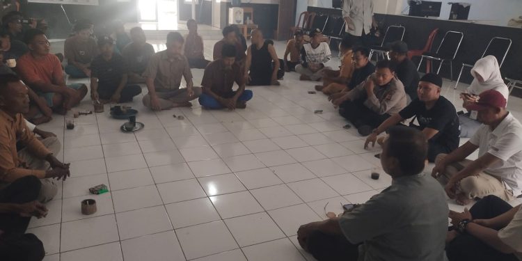 Bhabinkamtibmas Polsek Polsek Maniis pada hari ini melaksanakan giat sambang ke warga dalam rangka meningkatkan jalinan silaturahmi