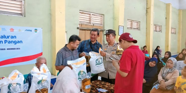 Kawal Tepat Sasaran: Bhabinkamtibmas Polsek Purwakarta Kota Awasi Penyaluran Bantuan Pangan untuk 338 KPM di Ciseureuh