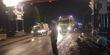 Kanit Lantas Polsek Cibatu Atur Lalu Lintas di Pos Pam Ciparungsari, Arus Kendaraan Ramai Lancar Jelang Tahun Baru 2026