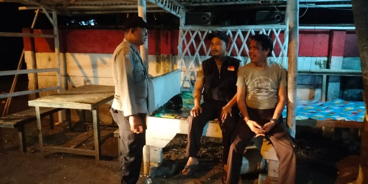 Bhabinkamtibmas Polsek Bungursari Polres Purwakarta Hadiri Ronda Malam Bersama Warga, Wujudkan Keamanan Lingkungan