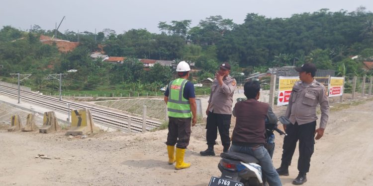 Personil Polsek Darangdan Polres Purwakarta Melaksanakan Patroli Siang ke KCIC