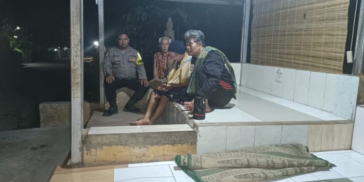 Bhabinkamtibmas Polsek Bungursari Polres Purwakarta Lakukan Siskamling Bersama Warga, Wujudkan Lingkungan Aman dan Kondusif