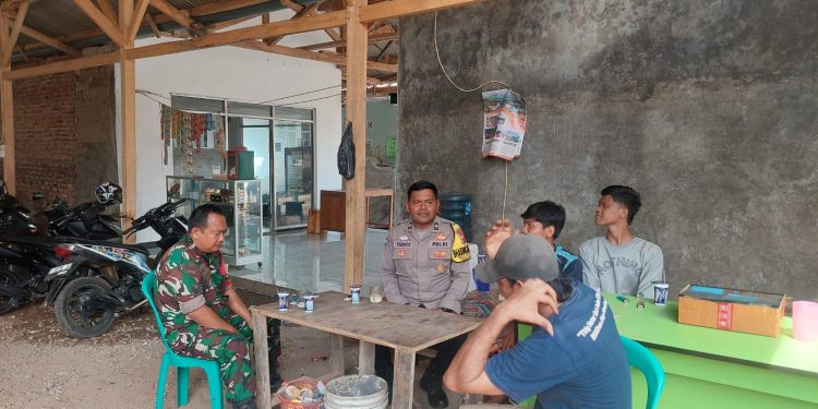 Bhabinkamtibmas dan Babinsa Ngopi Bareng Warga, Polsek Cibatu Perkuat Kedekatan dengan Masyarakat