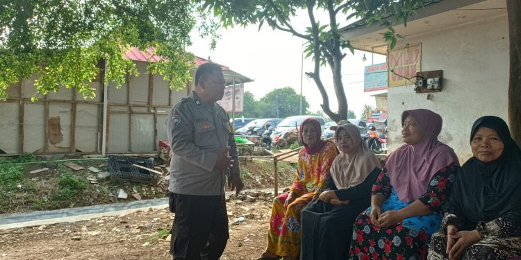 Bhabinkamtibmas Polsek Bungursari Polres Purwakarta Berikan Himbauan Kamtibmas kepada Ibu-Ibu Warga