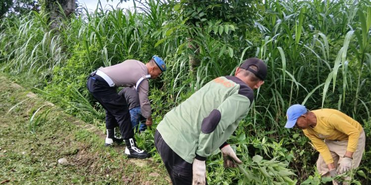 Kolaborasi TNI–Polri dan Warga, Polsek Bojong Gelar Kegiatan “Ngosrek Bareng” di Sukamanah