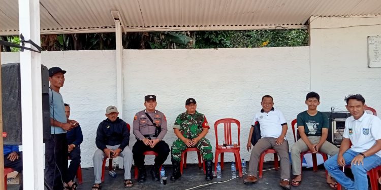 Polri dan TNI Bersinergi, Bhabinkamtibmas dan Babinsa Cibeber Sambangi Warga