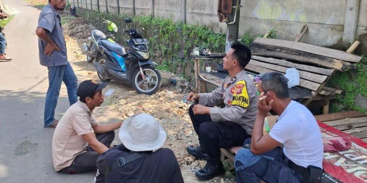 Bangun Komunikasi, Bhabinkamtibmas Cibatu Sambangi Warga Secara Humanis