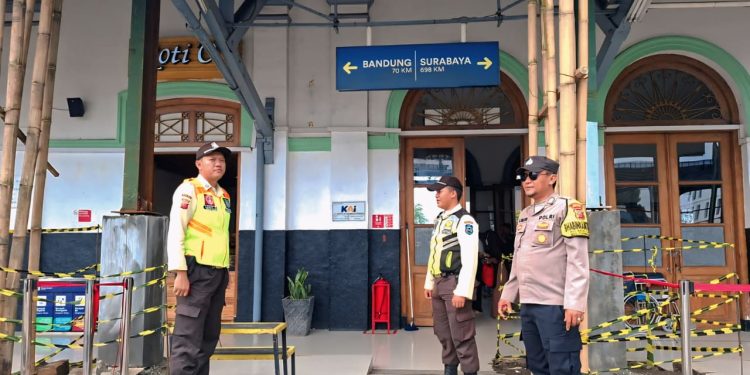 Jaga Keamanan Objek Vital, Bhabinkamtibmas Purwakarta Kota Patroli dan Beri Himbauan di Stasiun