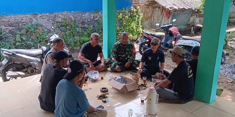 Bhabinkamtibmas Dan Babinsa Desa Situ Pondoksalam Jalin Silaturahmi Dan Ajak Warga Desa Binaan Bersama-Sama Jaga Kamtibmas