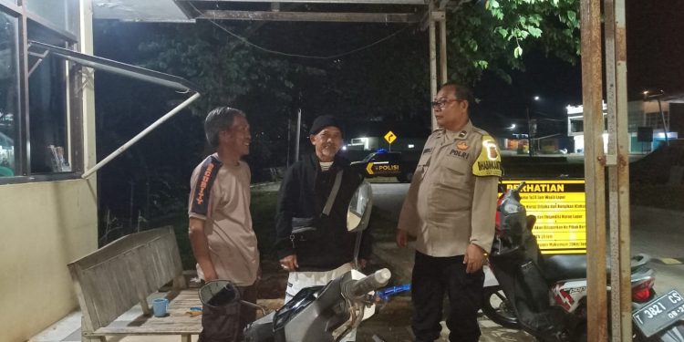 Bhabinkamtibmas Polsek Bungursari Polres Purwakarta Laksanakan Binsatkamling, Perkuat Keamanan Lewat Sambang Malam