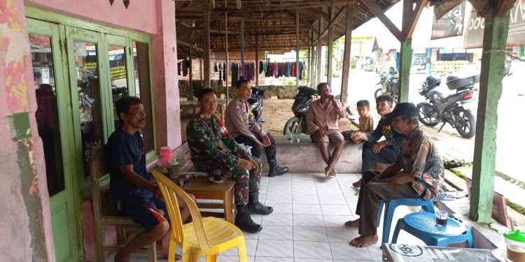 Sinergitas TNI–Polri di Desa Cikadu, Bhabinkamtibmas dan Babinsa Laksanakan Sambang