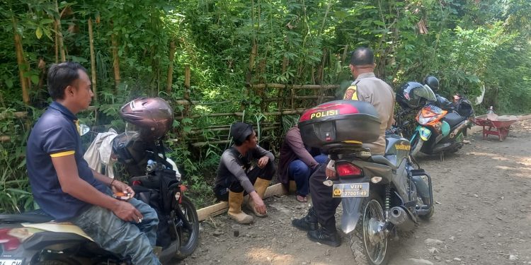 Jaga Kamtibmas Kondusif, Bhabinkamtibmas Kembangkuning Turun ke Warga