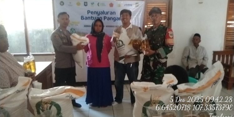 Polsek Plered Lakukan Monitoring Penyaluran Bansos Beras Dari Bulog