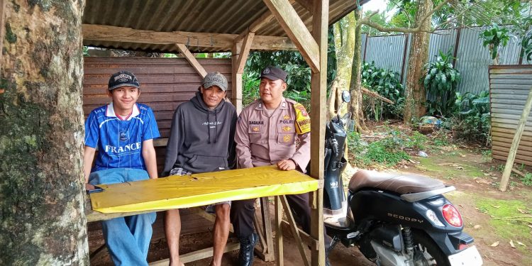 Bhabinkamtibmas Polsek Kiarapedes Polres Purwakarta memberikan himbauan kamtibmas