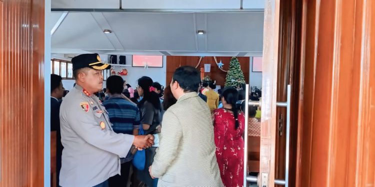 Pastikan Ibadah Natal Aman, Kapolsek Purwakarta Kota Pantau Langsung Pengamanan di Gereja HKBP