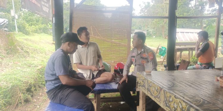 Bhabinkamtibmas Desa Mekarjaya Bripka Budi Setiawan Melaksanakan Sambang Warga Desa Mekarjaya Kecamatan Kiarapedes