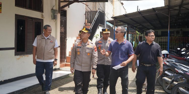 Pastikan Ibadah Umat Kristiani Aman dan Kondusif  Kapolres Purwakarta Tinjau Langsung Pengamanan Gereja