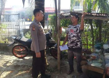 Sambil Patroli, Bhabinkamtibmas Polsek Pasawahan Aiptu Hari Adrianto Sapa Warga Desa Salamjaya Pondoksalam