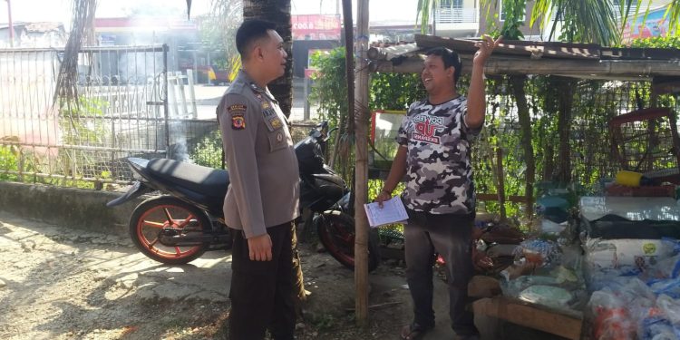 Sambil Patroli, Bhabinkamtibmas Polsek Pasawahan Aiptu Hari Adrianto Sapa Warga Desa Salamjaya Pondoksalam