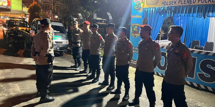Gelar Apel Malam Di Pos Pam Nataru, Kapolsek Plered Ingatkan Hal Ini