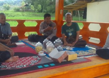 Bhabinkamtibmas Polsek Pasawahan Sambangi Tokoh Agama, Perkuat Deradikalisasi dan Cegah Paham Radikalisme