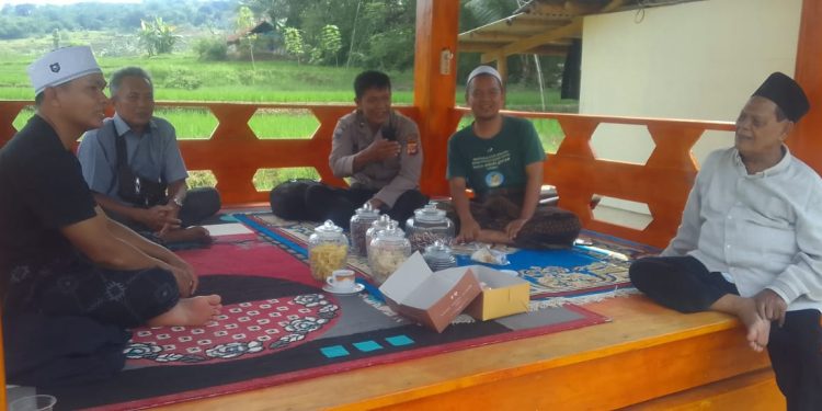 Bhabinkamtibmas Polsek Pasawahan Sambangi Tokoh Agama, Perkuat Deradikalisasi dan Cegah Paham Radikalisme