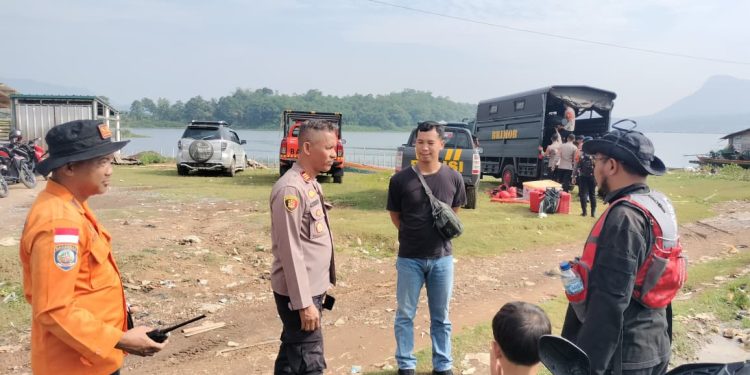 Kapolsek Sukasari Melaksakan Pencarian Orang Tenggelam di Waduk Jatiluhur