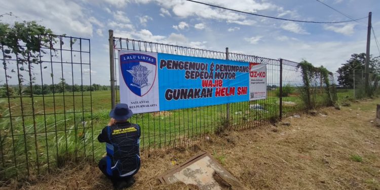 Tekan Risiko Kecelakaan di Jalur Rawan, Polres Purwakarta Pasang Spanduk Imbauan Kamseltibcar Lantas