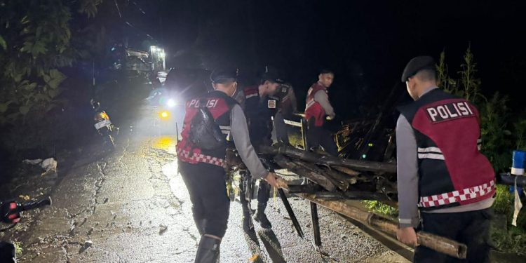 Respon Cepat Polres Purwakarta Bantu Penanganan Bencana Banjir