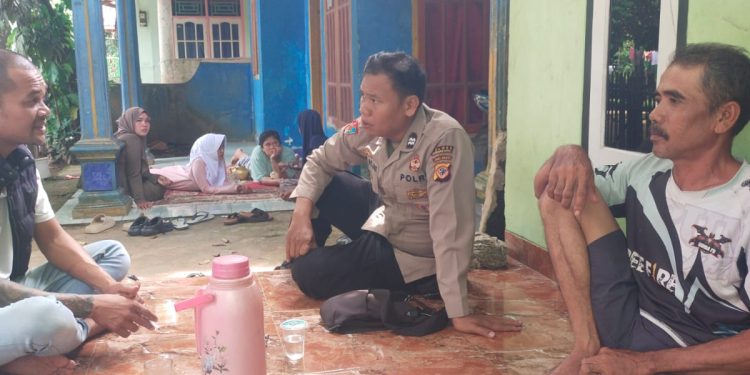 BABINKAMTIBMAS DS. SUKAMUKTI AIPTU ABDUL ROJAK SILATURAHMI KEPADA WARGA DS. SUKAMUKTI