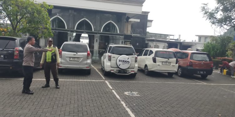 Personil Polsek Darangdan Sambangi Security di Rest Area KM 97 B, Pastikan Keamanan dan Kenyamanan Pengguna Jalan