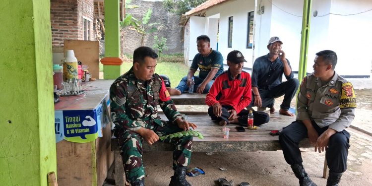 TNI–Polri Kompak di Desa Ciparungsari, Sambang dan Ngopi Bareng Warga untuk Jaga Keamanan