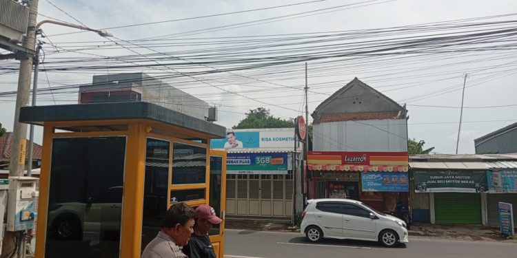 Bhabinkamtibmas Lebak Anyar Sambang Juru Parkir Seraya Sampaikan Pesan Untuk Antisipasi C3 Maupun Pencurian Helm