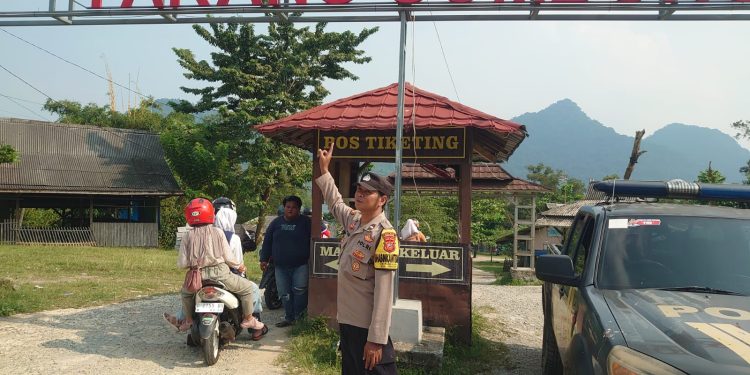 Bhabinkamtibmas Desa Sukasari Aipda Kasanudin Melaksanakan Patroli Dialogis di Wisata Parang gombong