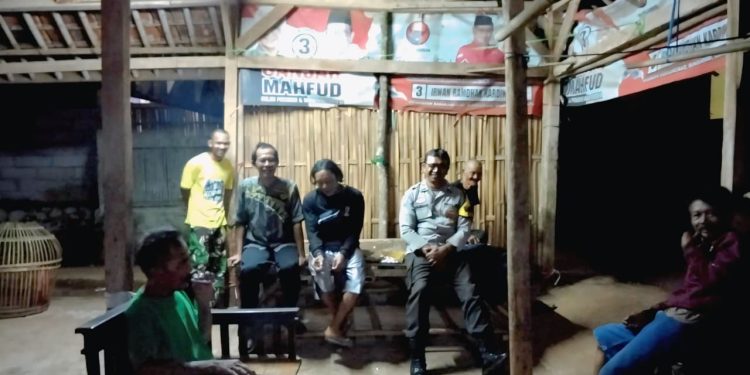 Perkuat Keamanan Lingkungan, Bhabinkamtibmas Polsek Purwakarta Kota Sambangi Warga Siskamling di Mulyamekar