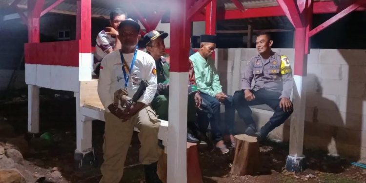 Bhabinkamtibmas Polsek Cibatu Rutin Sambangi Pos Ronda di Desa Cikadu, Warga Didorong Aktif Jaga Keamanan Lingkungan